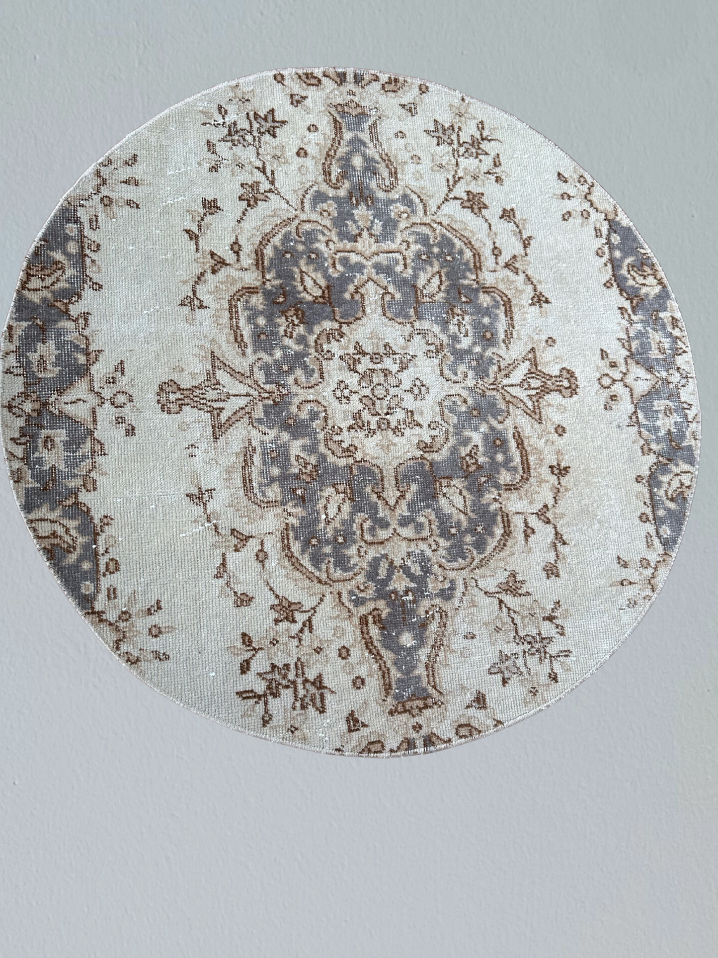 Beige & Gray Vintage Round Wool Rug – 103 cm (40.6" in) Diameter – Handwoven Turkish Circle Rug with Central Motif – Ideal for Living Room or Bedroom