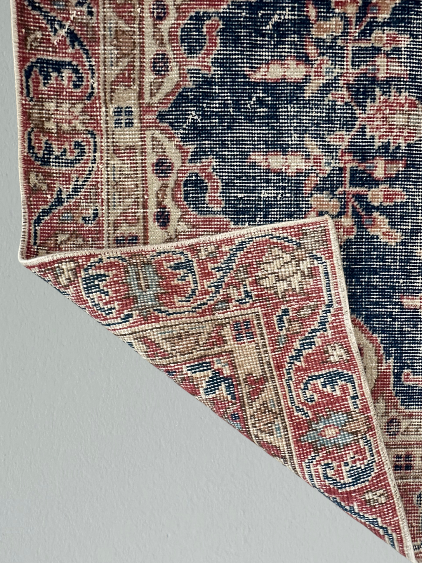 Red & Navy Vintage Handwoven Wool Rug – 109.5x202.5 cm (43.1"x79.7") – Faded Central Medallion Design – Turkish Rug for Living Room or Hallway