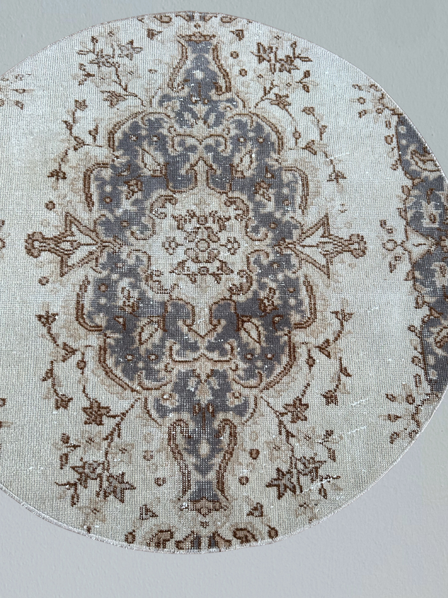 Beige & Gray Vintage Round Wool Rug – 103 cm (40.6" in) Diameter – Handwoven Turkish Circle Rug with Central Motif – Ideal for Living Room or Bedroom