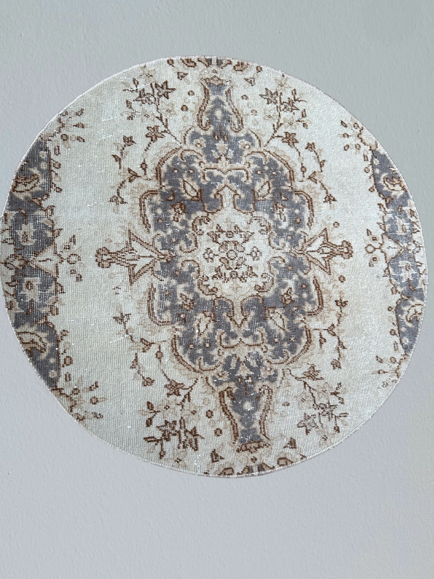 Beige & Gray Vintage Round Wool Rug – 103 cm (40.6" in) Diameter – Handwoven Turkish Circle Rug with Central Motif – Ideal for Living Room or Bedroom