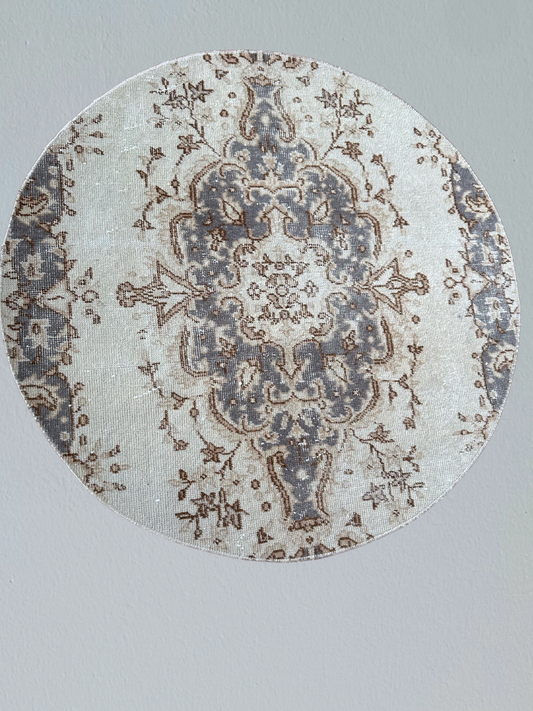 Beige & Gray Vintage Round Wool Rug – 103 cm (40.6" in) Diameter – Handwoven Turkish Circle Rug with Central Motif – Ideal for Living Room or Bedroom