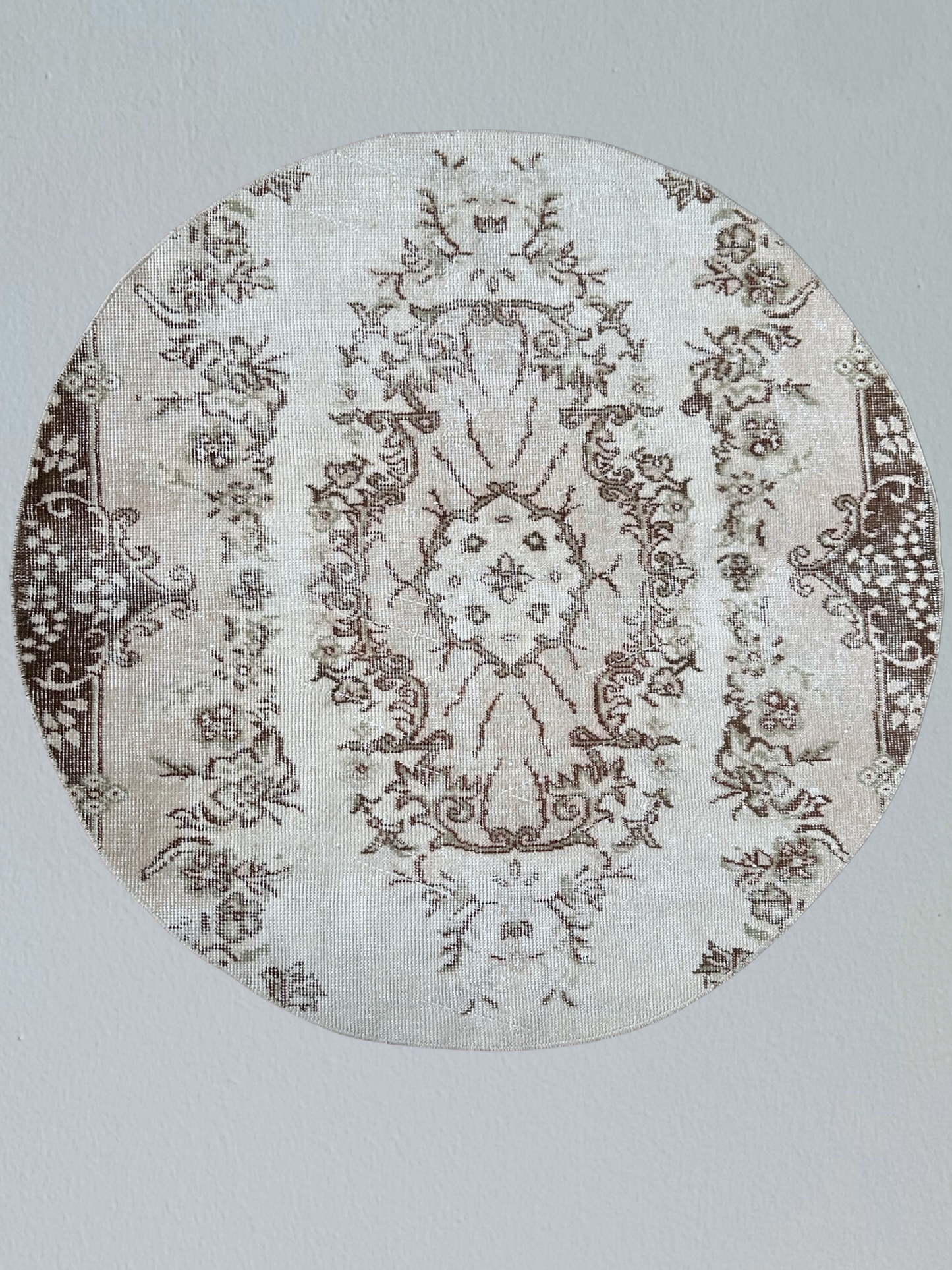 Beige & Brown Geometric Round Wool Rug – 119 cm (46.9" in) Diameter – Handwoven Turkish Circle Rug for Bathroom or Entryway