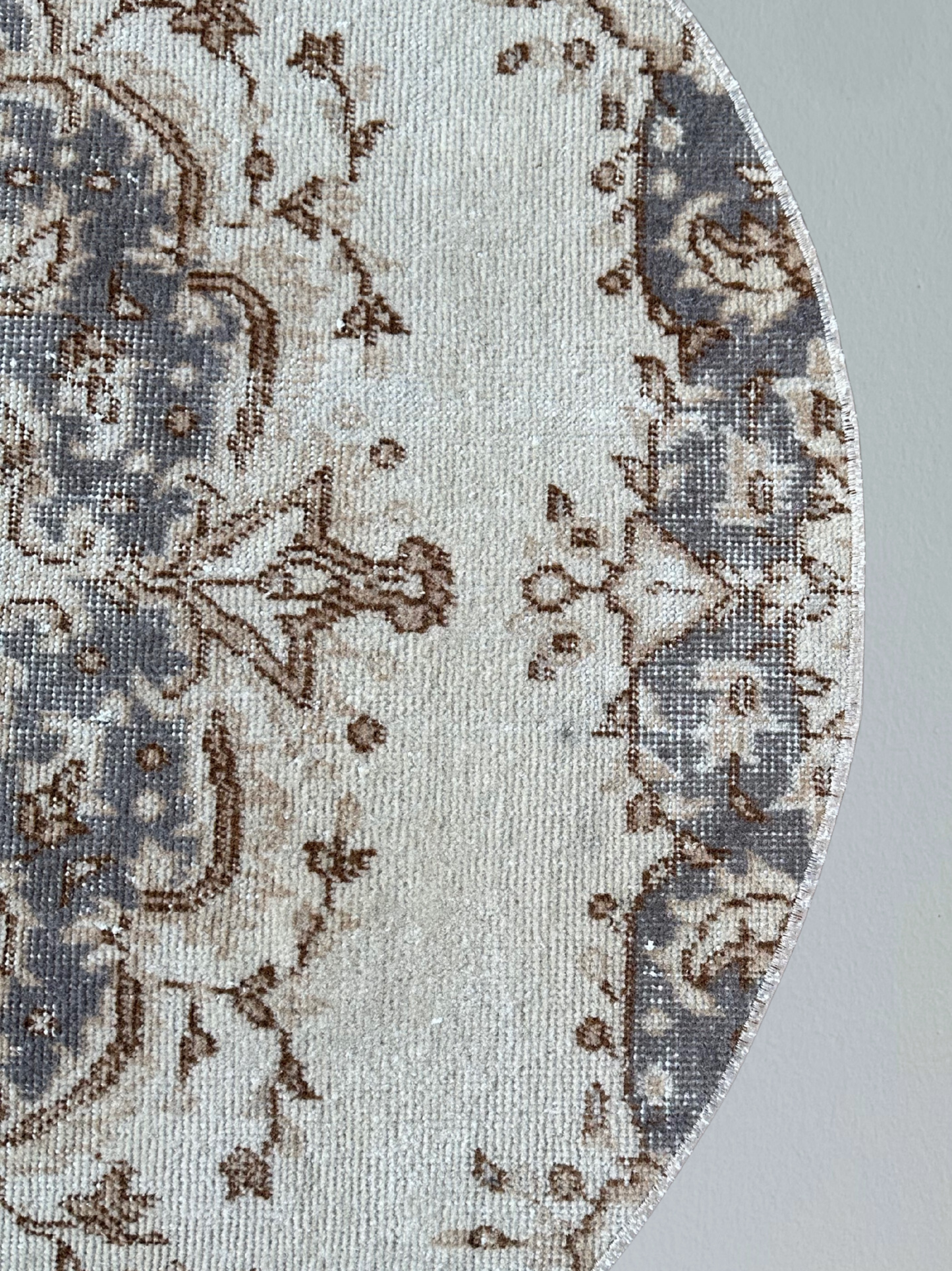 Beige & Gray Vintage Round Wool Rug – 103 cm (40.6" in) Diameter – Handwoven Turkish Circle Rug with Central Motif – Ideal for Living Room or Bedroom